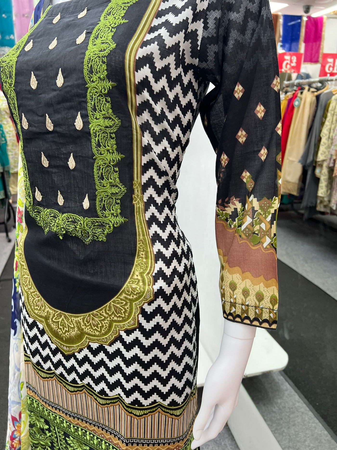 3Pc Lawn Designer Embroidered With Chiffon Dupatta D-777