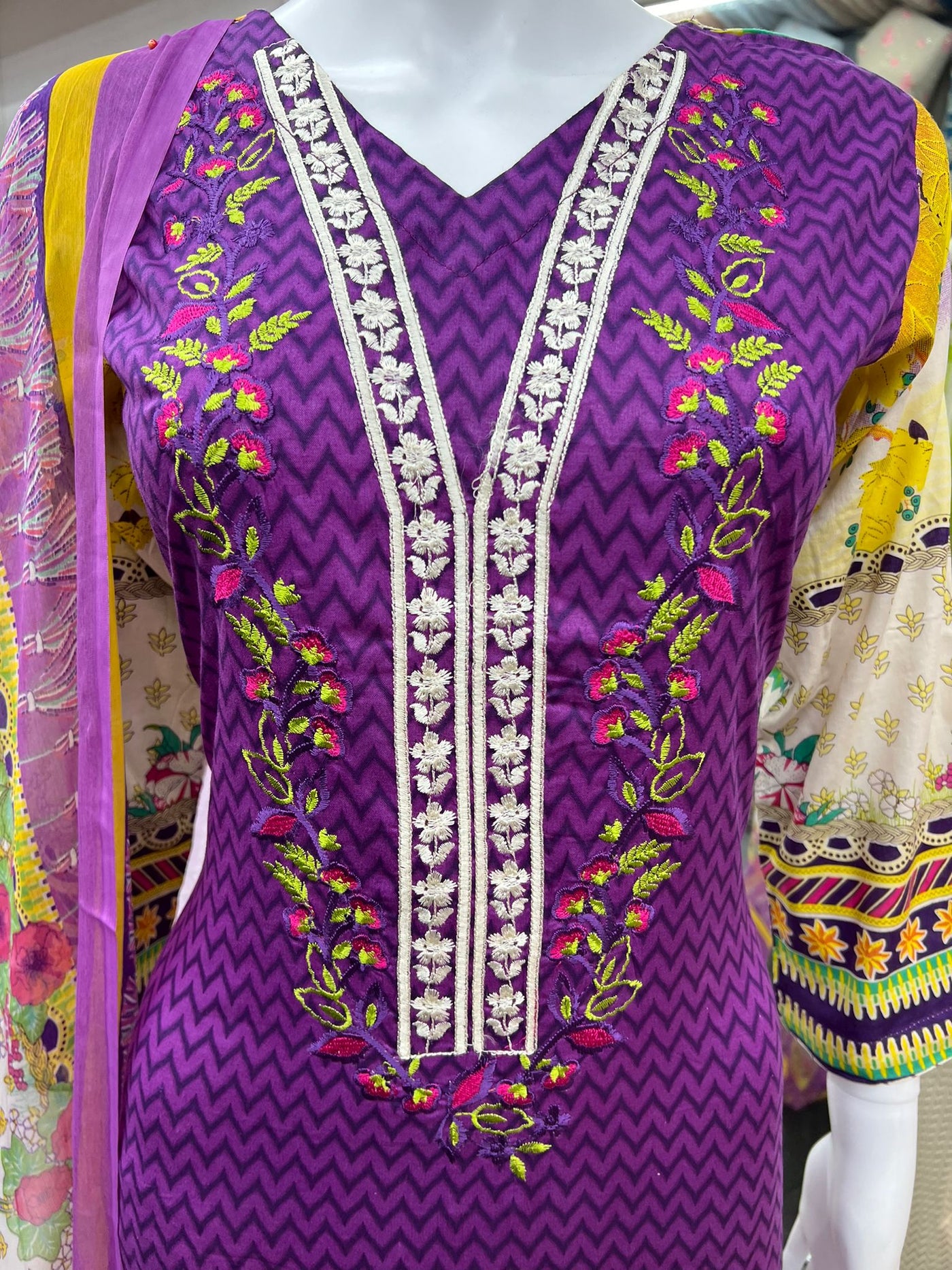 3Pc Lawn Designer Embroidered With Chiffon Dupatta D-773