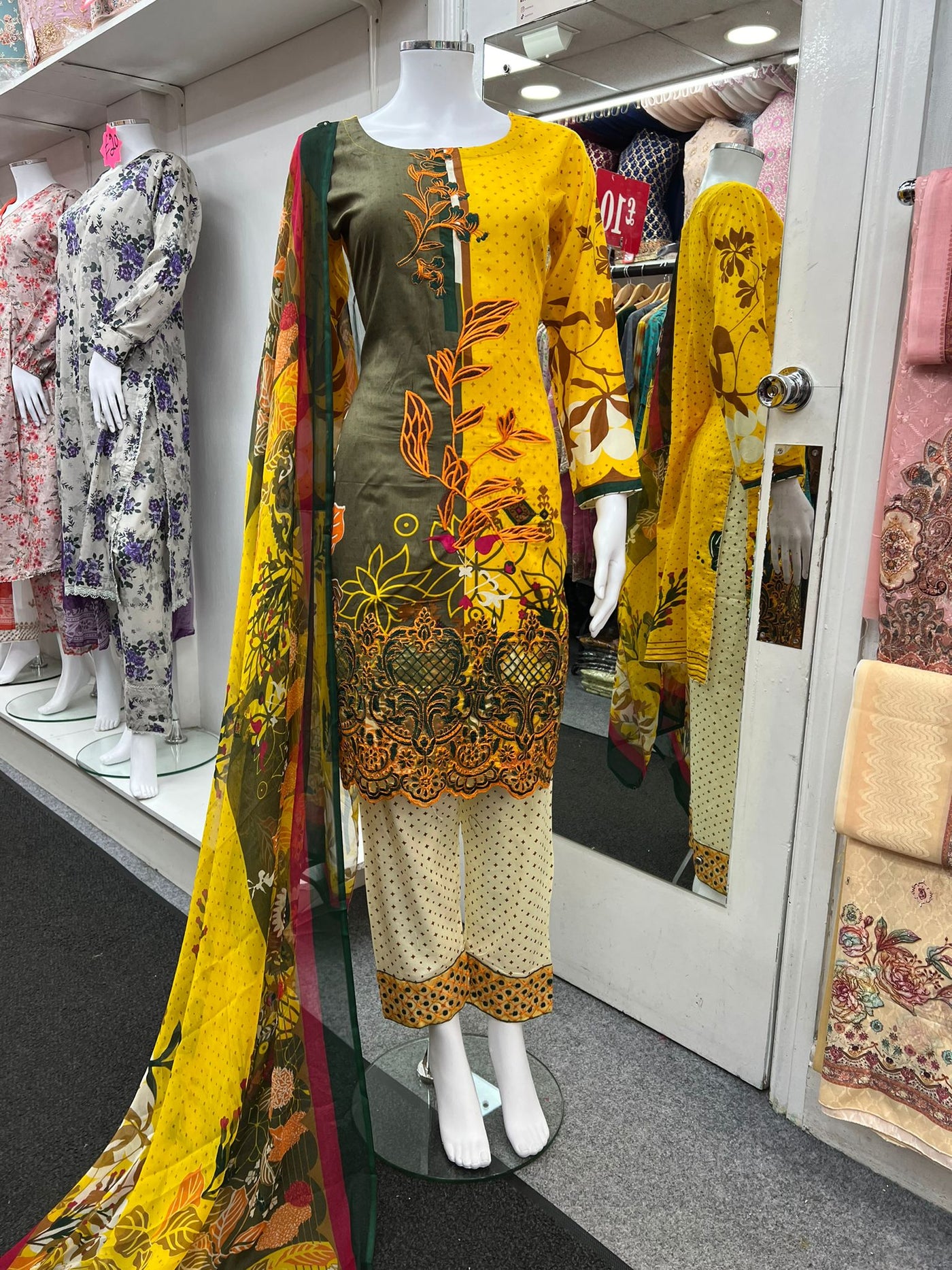 3Pc Lawn Designer Embroidered With Chiffon Dupatta D-767