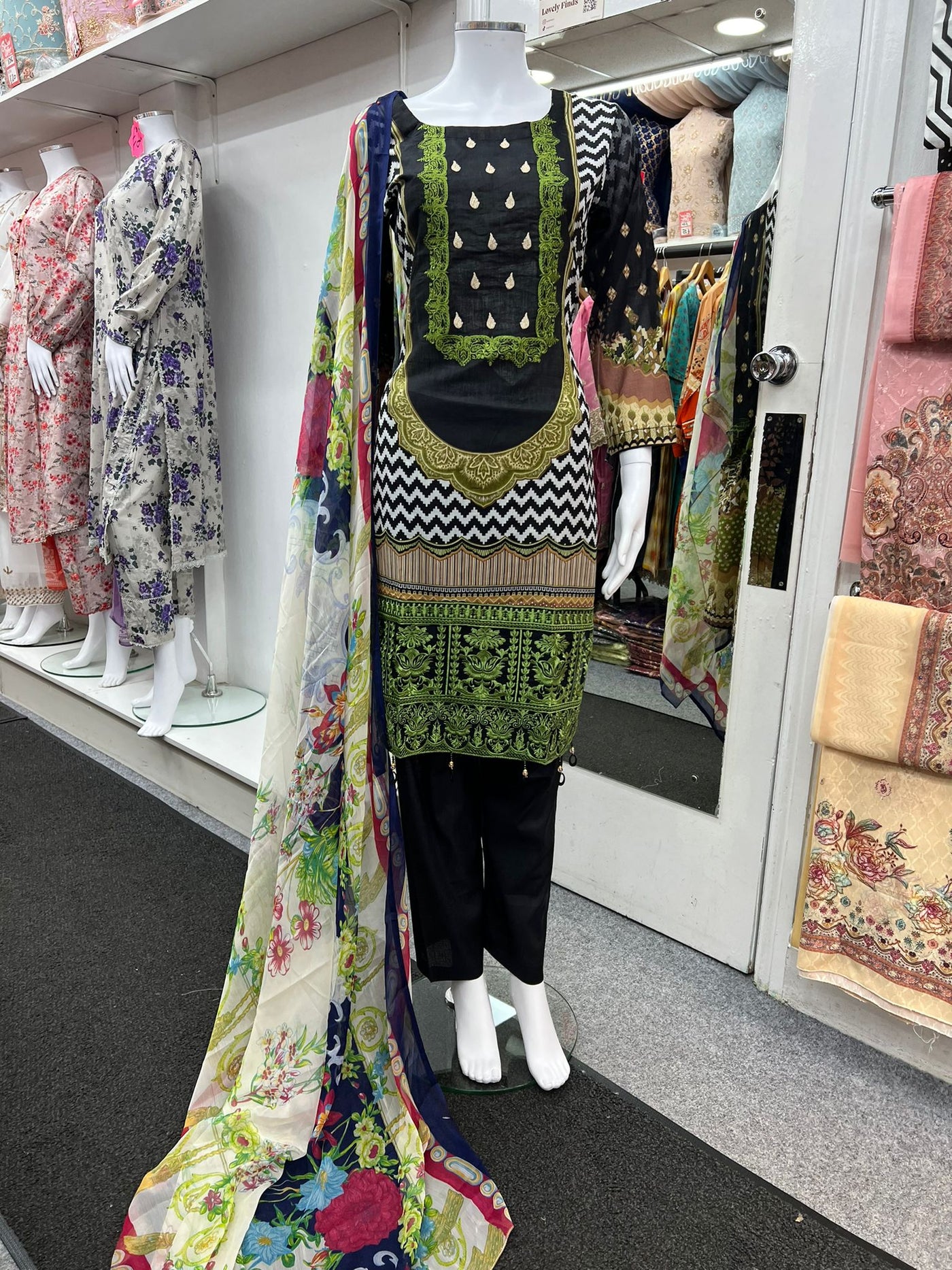 3Pc Lawn Designer Embroidered With Chiffon Dupatta D-777