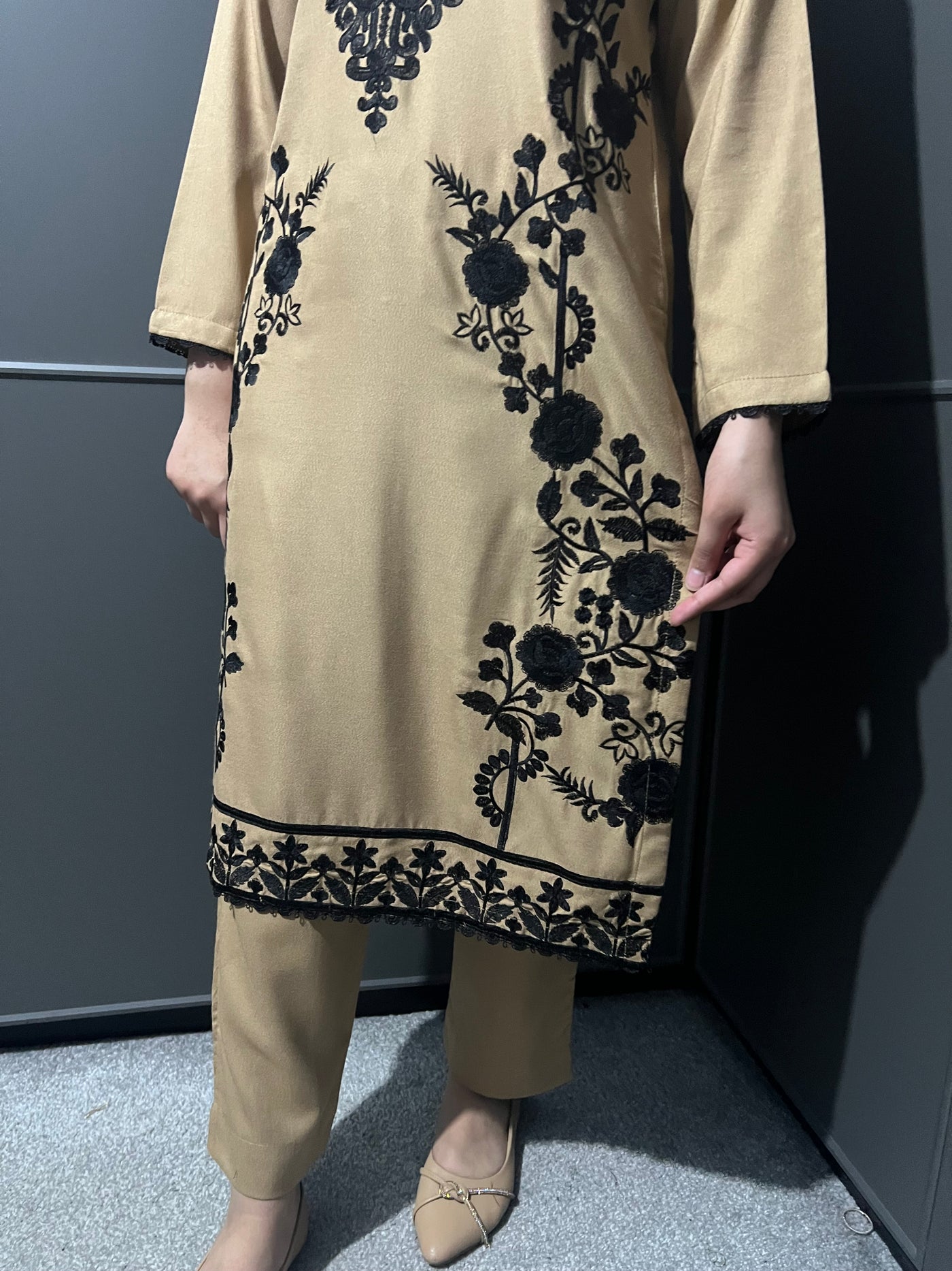 D-5 Embroidered  2 Piece Winter Dhanak  Outfit