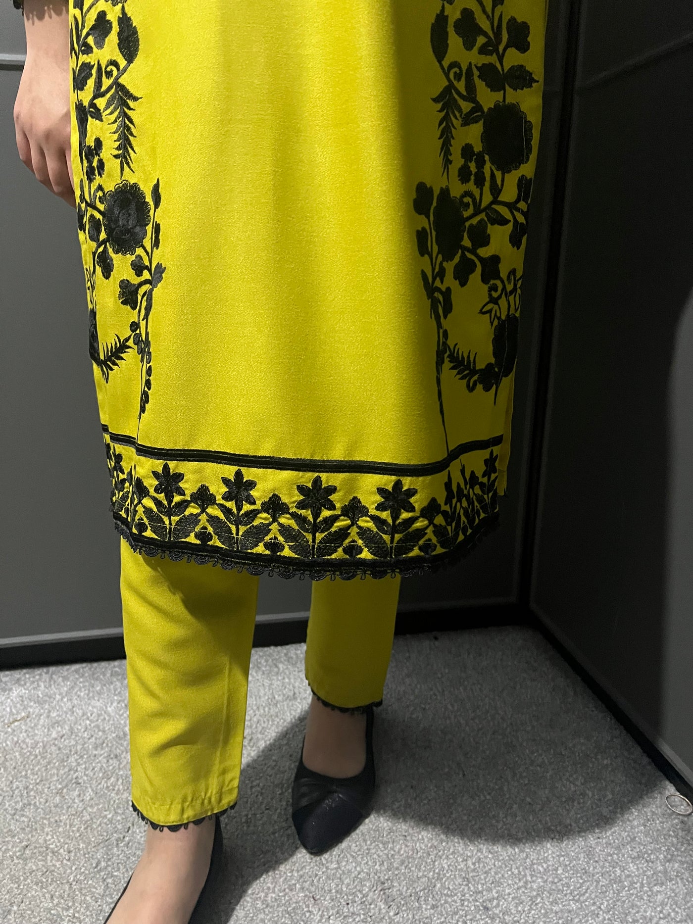 D-3 Embroidered  2 Piece Winter Dhanak  Outfit