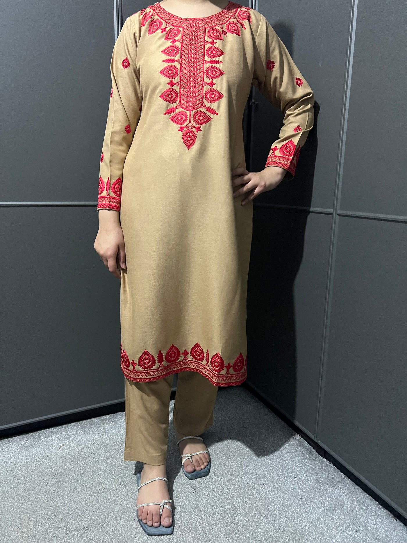 D-1  Embroidered  2 Piece Winter Dhanak  Outfit