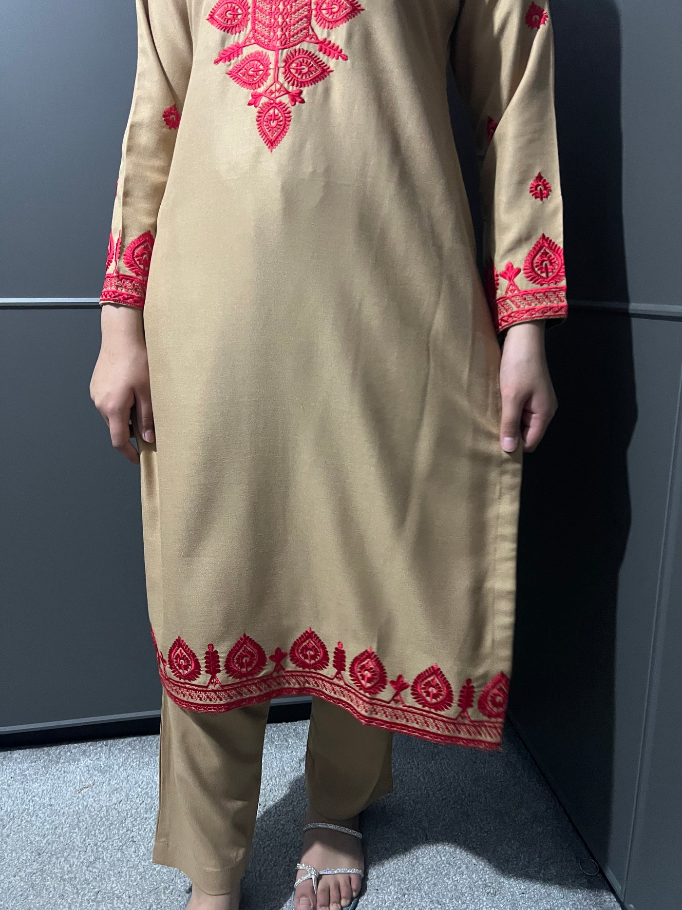 D-1  Embroidered  2 Piece Winter Dhanak  Outfit