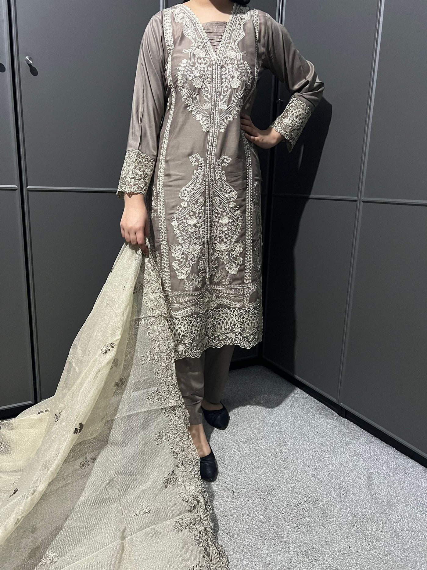 DS-60 Embroidered Linen Suit With Embroidered Soft Organza Dupatta