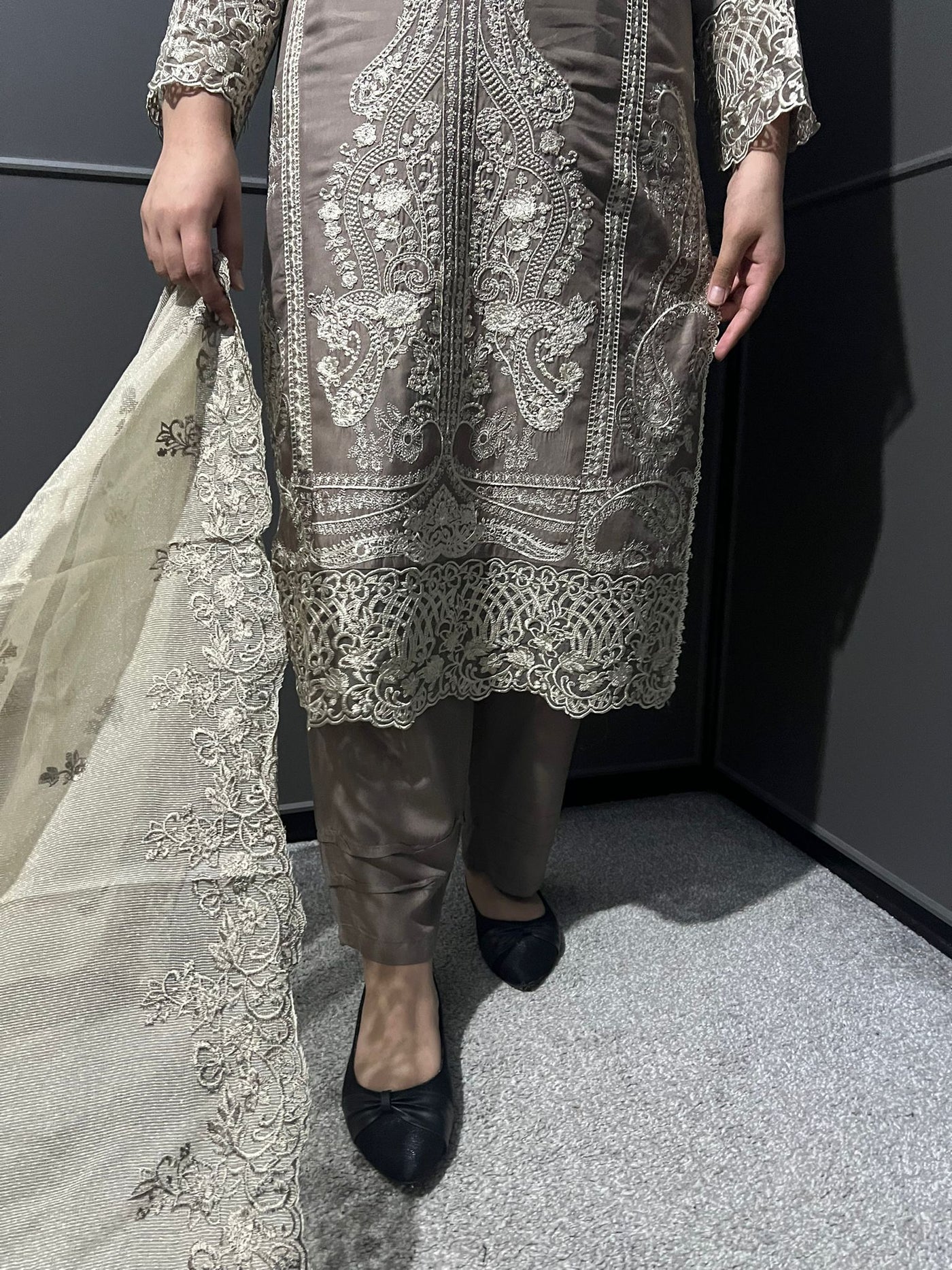 DS-60 Embroidered Linen Suit With Embroidered Soft Organza Dupatta