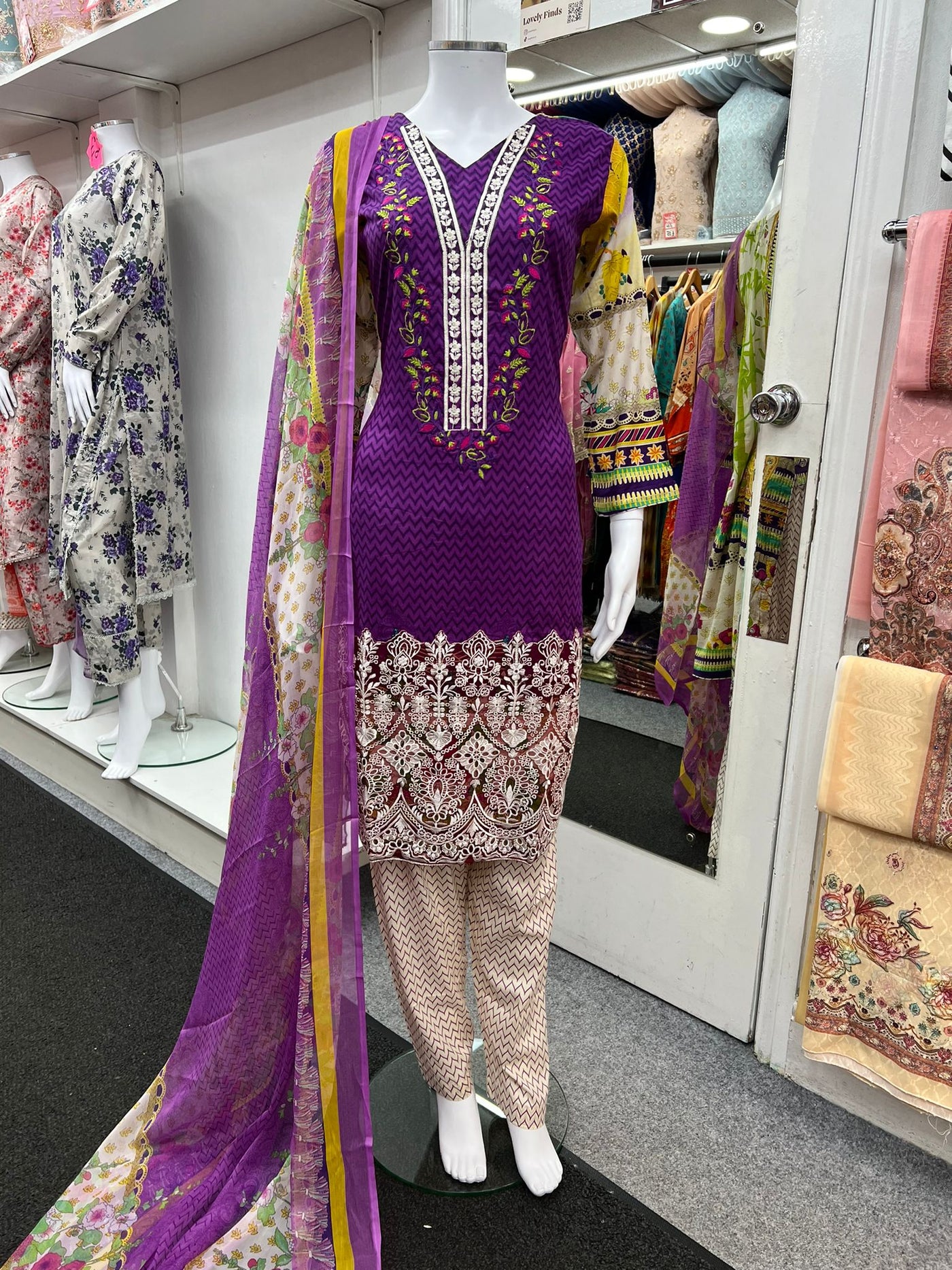 3Pc Lawn Designer Embroidered With Chiffon Dupatta D-773